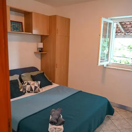 Albert Apartments *
