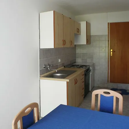 Albert Apartments *